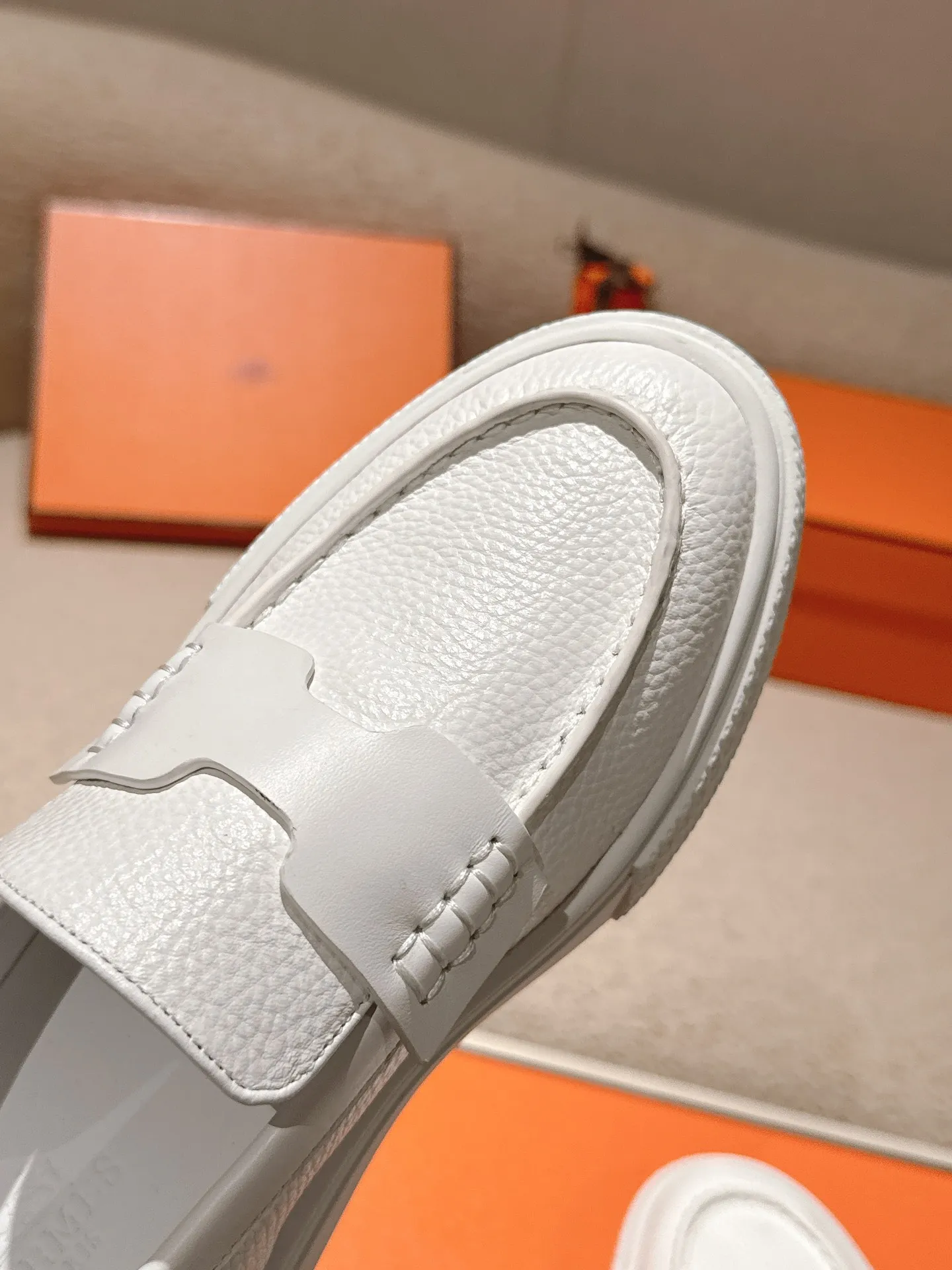 Men's men's shoes P620! Hermes# Thick Sole Couple Loafers These lace-up free sneakers in calfskin and washed denim feature signature "H" details. The design is simple and smooth, creating a fashionable urban look. It is comfortable and versatile. H family classics are not outdated, and the delivery counter is beautifully packaged🛍📦 Fabric: Original customized washed denim/first-layer cowhide Lining: Imported soft sheepskin Sole: Original open-molded anti-slip TPU material Size: 35-45